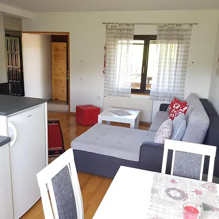 Hill House Apartment *