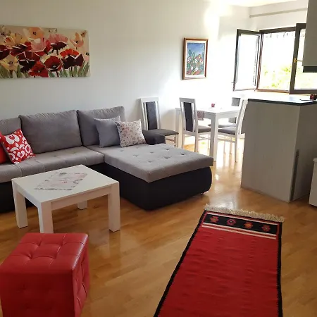 Hill House Apartment *